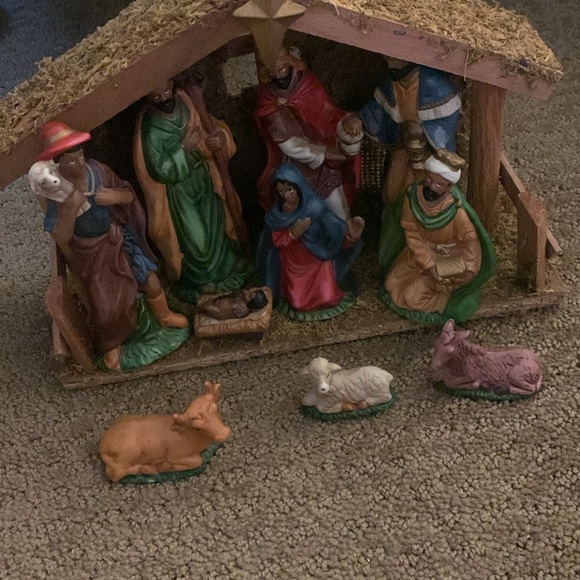 11 piece Porcelain Nativity Set - Picture 2 of 15
